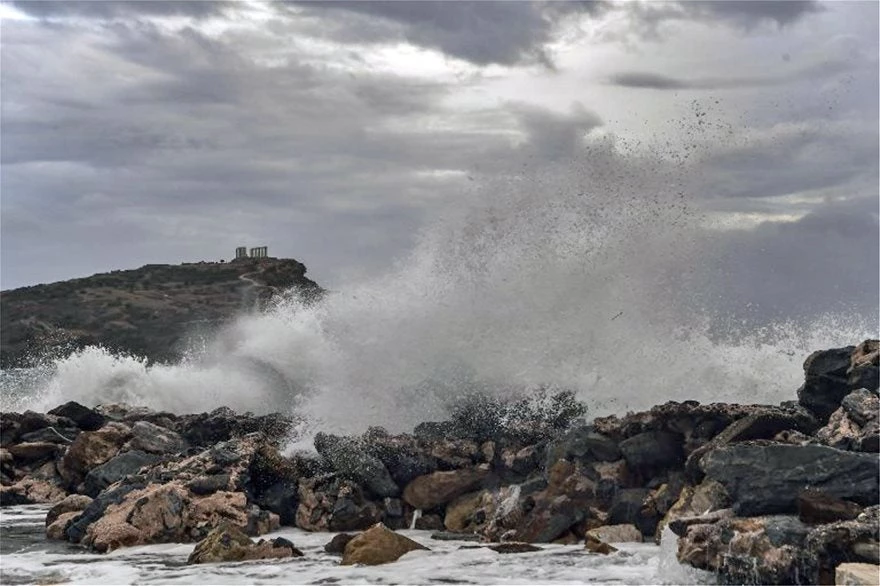 «Ο Ποσειδώνας επισκέφτηκε τον ναό του!»: Εκπληκτικές φωτογραφίες του κυκλώνα στο Σούνιο